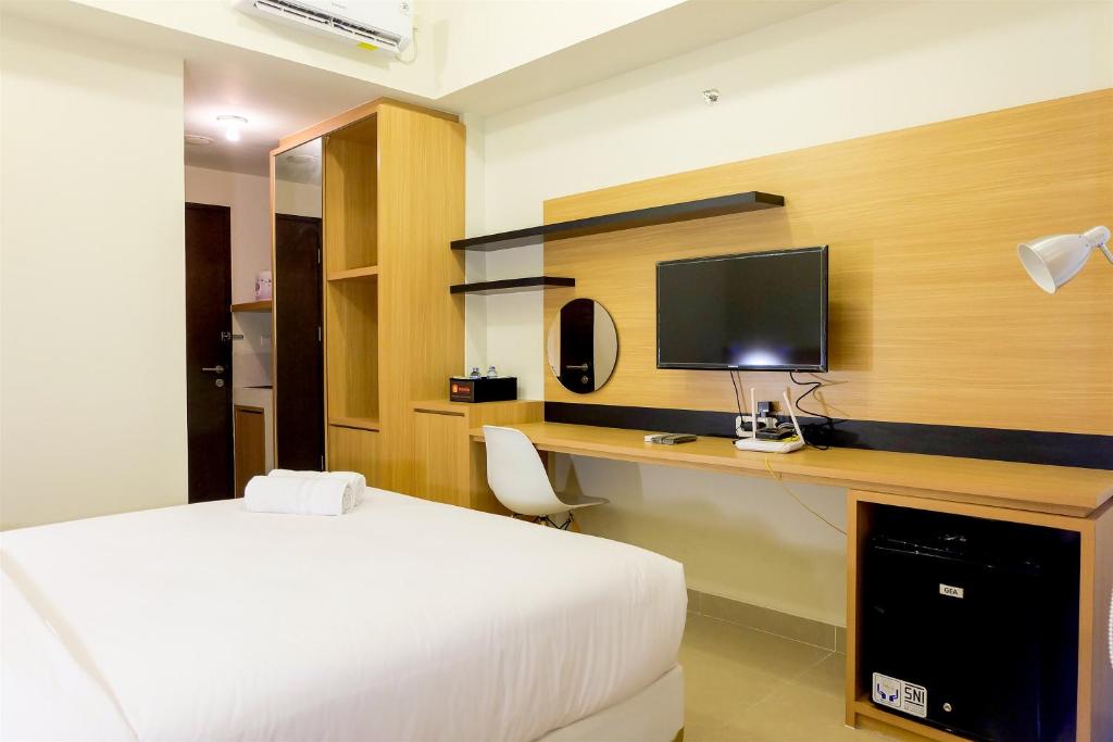 Elegant Studio No Kitchen Apartment Mustika Golf Residence By Travelio - Apartamento De Estudio