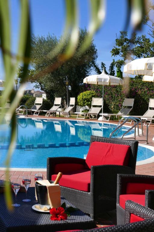 Bazén v ubytování Hotel Tirreno nebo v jeho okolí