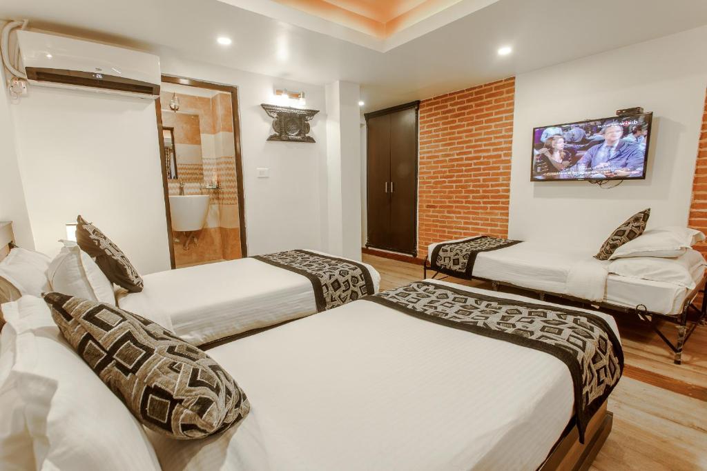 Postel nebo postele na pokoji v ubytování Hotel Shreesu