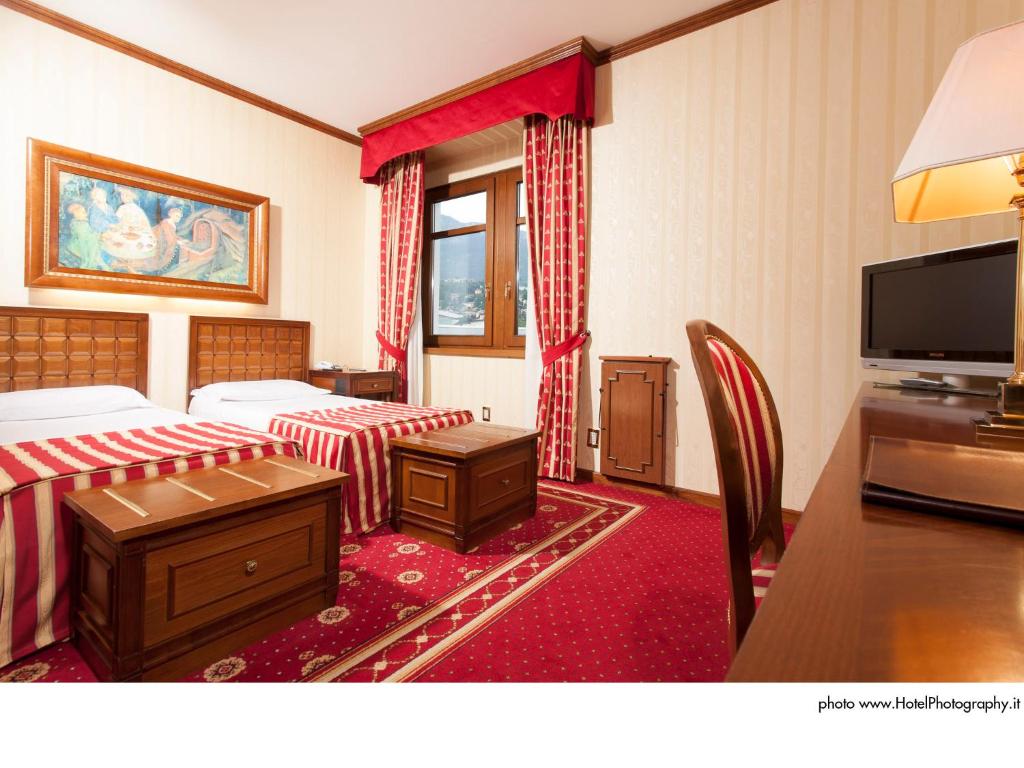Televízia a/alebo spoločenská miestnosť v ubytovaní Grand Hotel Trento