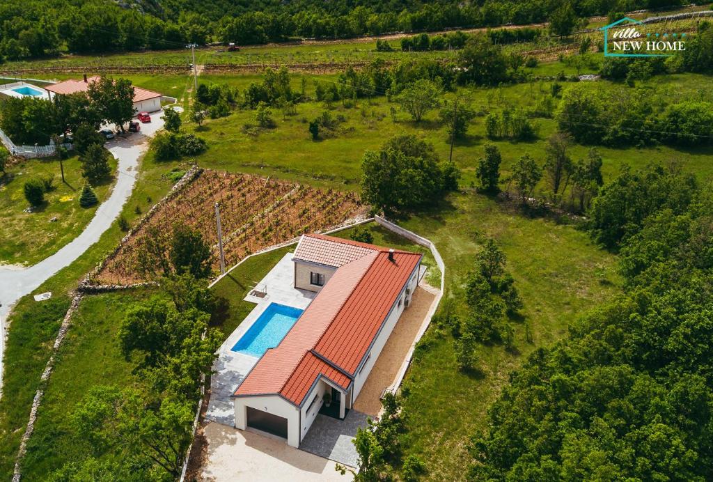 una vista aérea de una casa con piscina en Villa New Home, villa with pool in Imotski near Makarska en Imotski