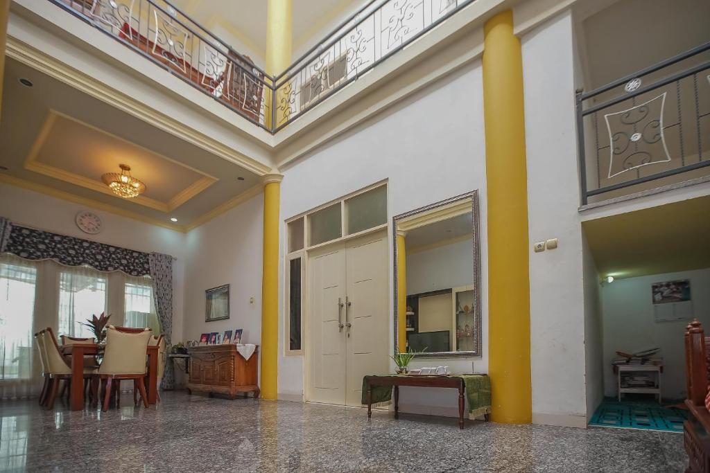Μια τηλεόραση ή/και κέντρο ψυχαγωγίας στο RedDoorz Syariah near Museum Lambung Mangkurat 2