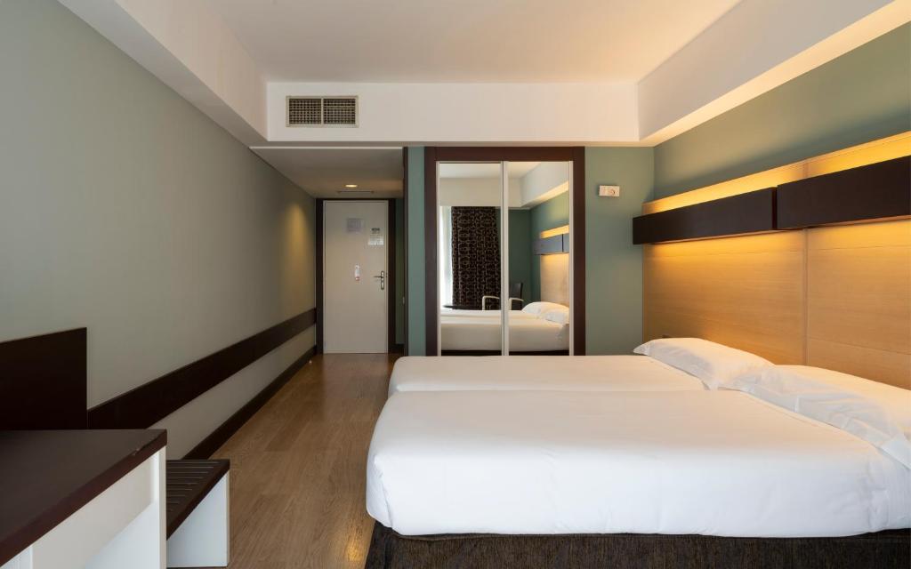 Postel nebo postele na pokoji v ubytování Hotel Ciudad de Logroño