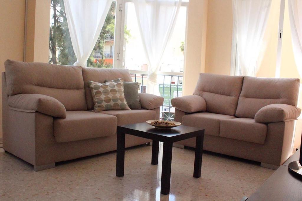 A seating area at Renovado y muy cerca del centro urbano