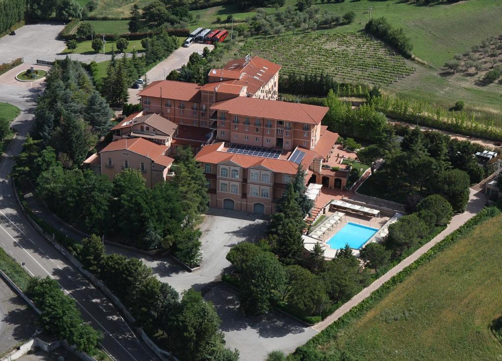 an aerial view of a house with a swimming pool at Relais La Fattoria in Melfi