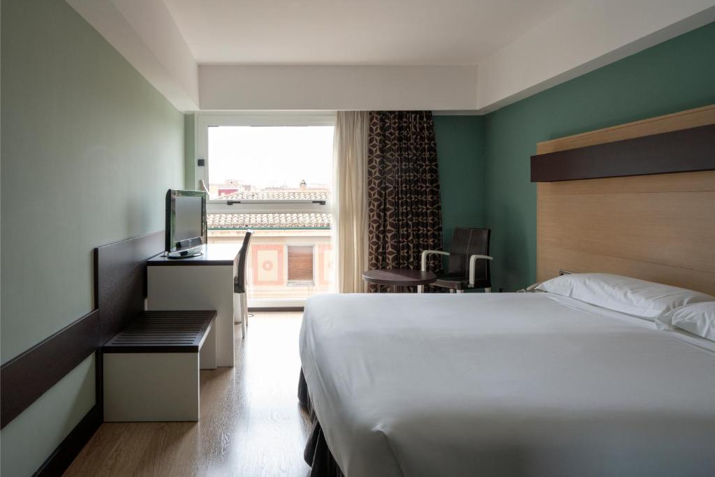 Postel nebo postele na pokoji v ubytování Hotel Ciudad de Logroño