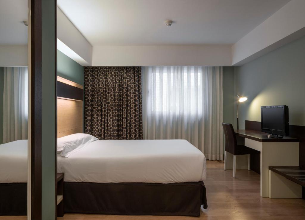 Postel nebo postele na pokoji v ubytování Hotel Ciudad de Logroño