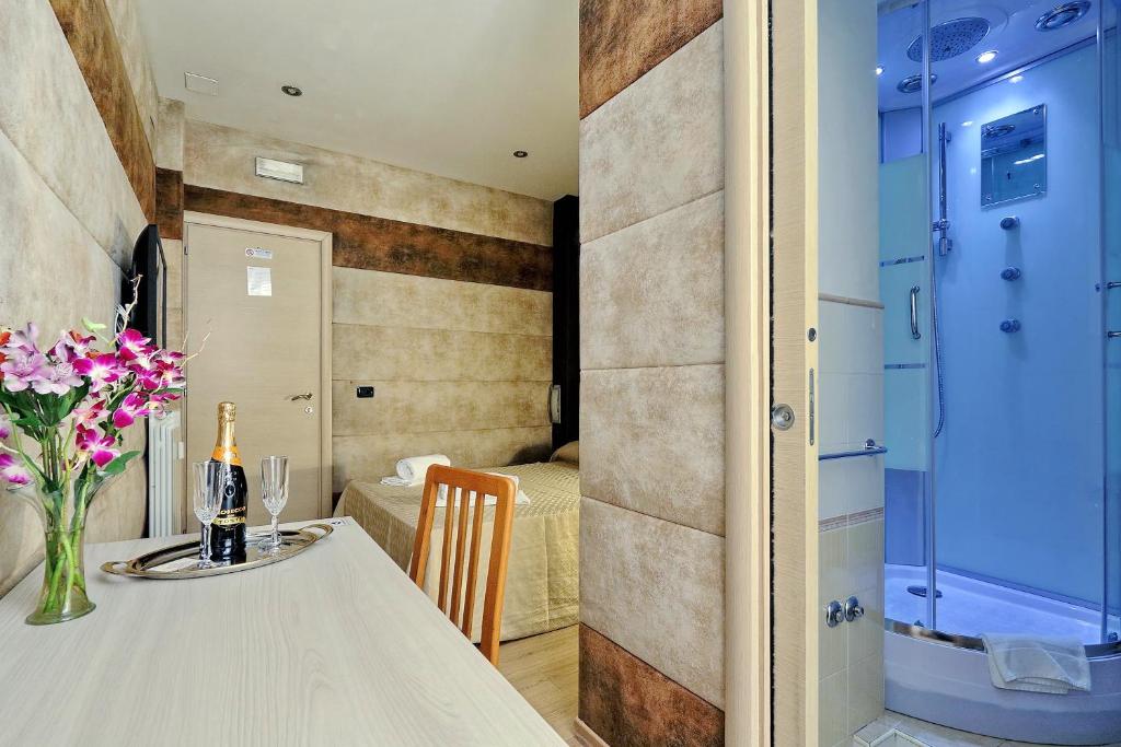 Habitación con mesa y botella de champán en Gialli Vatican Guesthouse, en Roma
