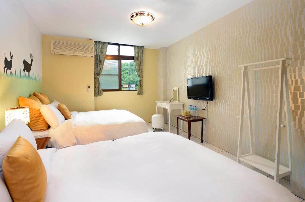 Postel nebo postele na pokoji v ubytování Sun Moon Lake Loft Inn