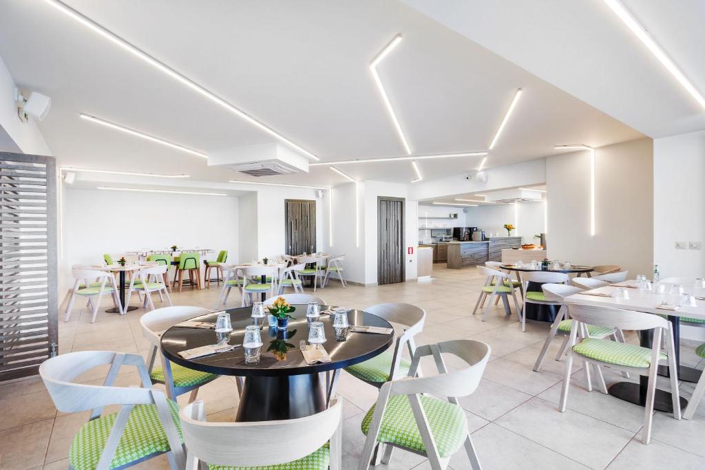 A restaurant or other place to eat at Hotel Kriopigi