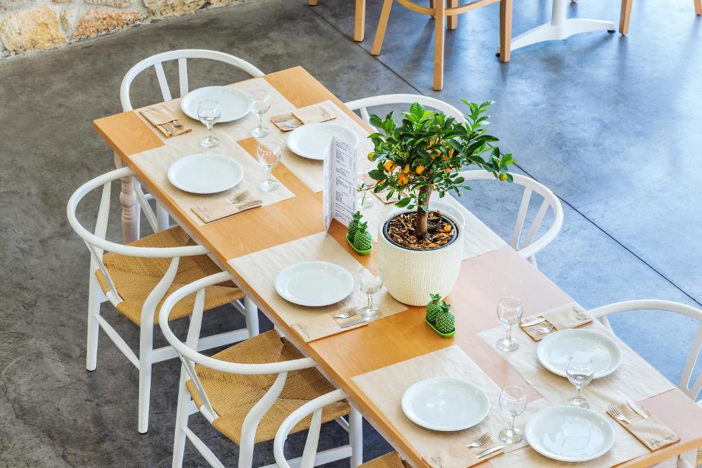 A restaurant or other place to eat at Hotel Kriopigi
