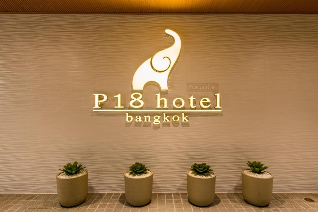 P18 Hotel Bangkokに飾ってある許可証、賞状、看板またはその他の書類
