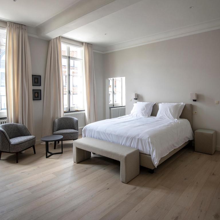 Postel nebo postele na pokoji v ubytování Bed & Breakfast Jezuietenplein 21