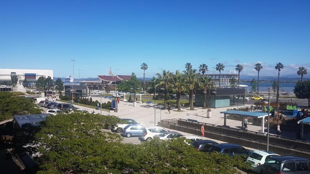 um parque de estacionamento com carros estacionados num parque de estacionamento em Hostel Royalty ALBERGUE em Santander