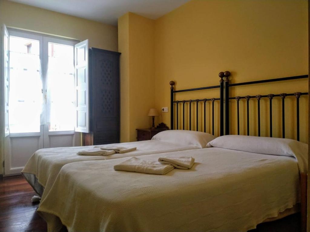 a bedroom with a large bed with two towels on it at Posada laventa in Selaya