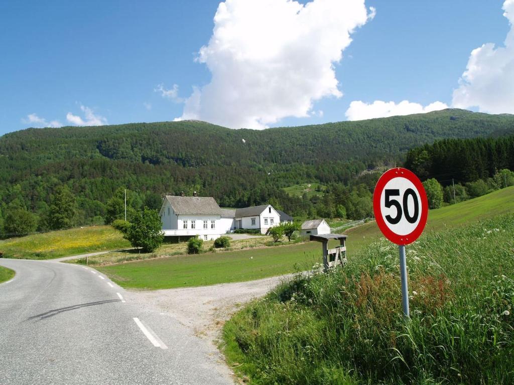 una señal de límite de velocidad al costado de una carretera en Farm apartment Siloen - Herand, Hardanger, en Herand