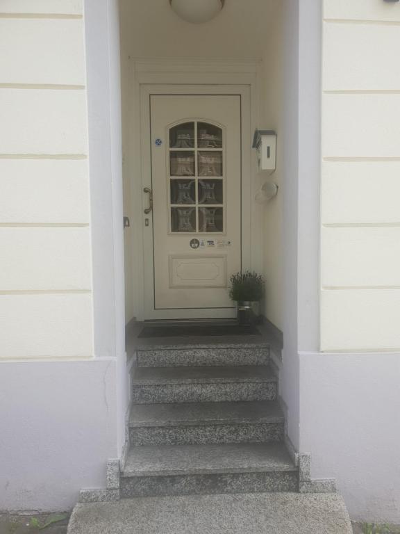 呂登沙伊德的住宿－Hotel zur Altstadt - Garni，白色房子的白色门,有楼梯