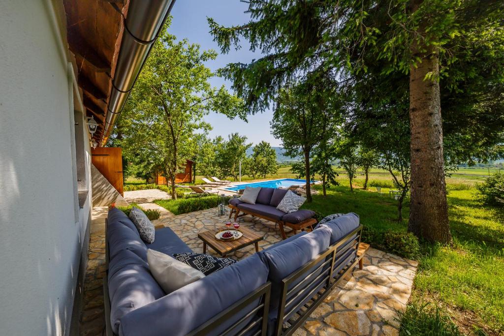 Bazén v ubytování Beautiful cottage with heated pool for 22 ppl nebo v jeho okolí