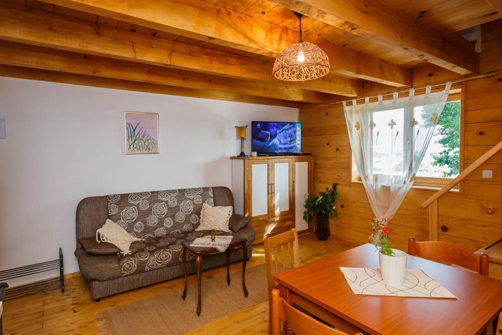 TV a/nebo společenská místnost v ubytování Beautiful cottage with heated pool for 22 ppl