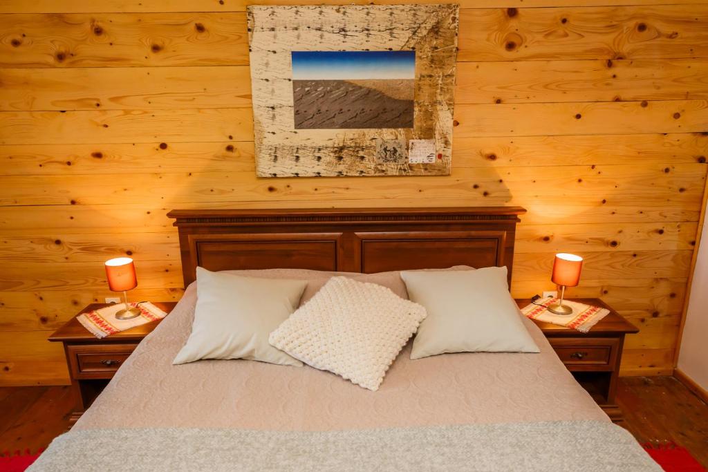 Postel nebo postele na pokoji v ubytování Beautiful cottage with heated pool for 22 ppl