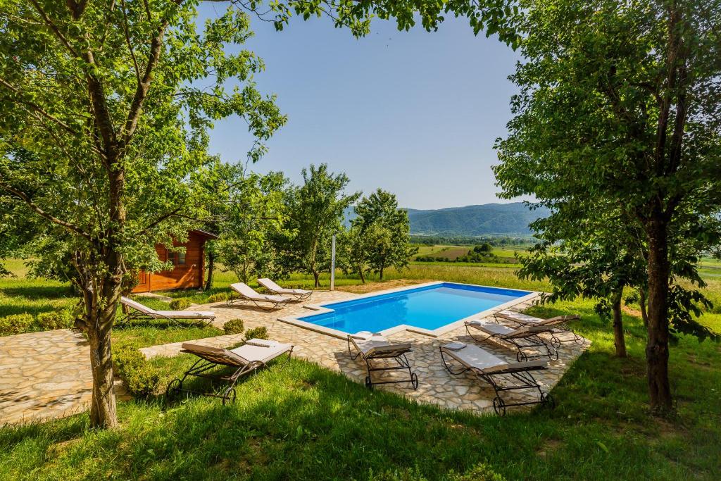 Bazén v ubytování Beautiful cottage with heated pool for 22 ppl nebo v jeho okolí
