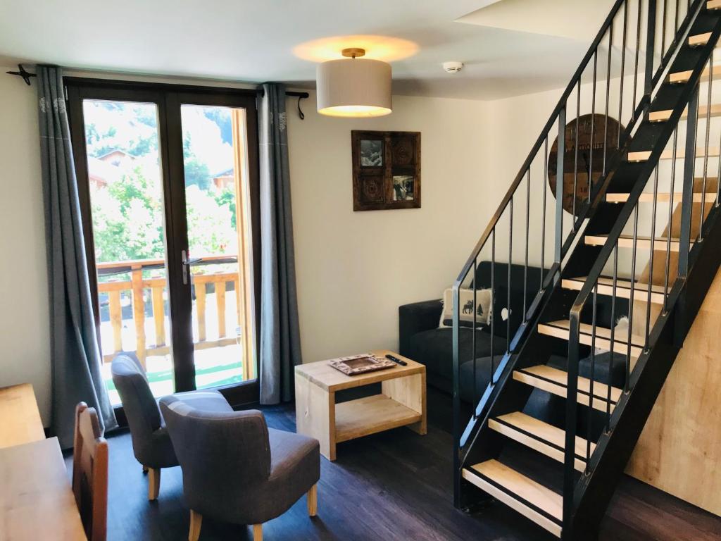 Posezení v ubytování Logis Hôtel Les Ancolies