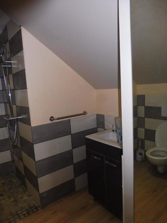 Koupelna v ubytování 4 Chambres meublées et un seul studio avec petite cuisine