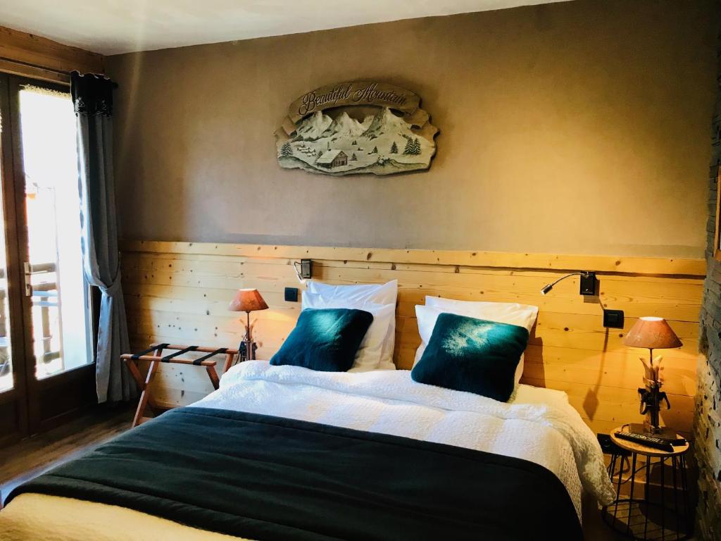 Postel nebo postele na pokoji v ubytování Logis Hôtel Les Ancolies