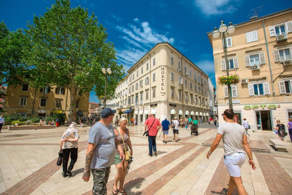 Un gruppo di persone che camminano per una strada cittadina di Hostel Kosy a Fiume (Rijeka)