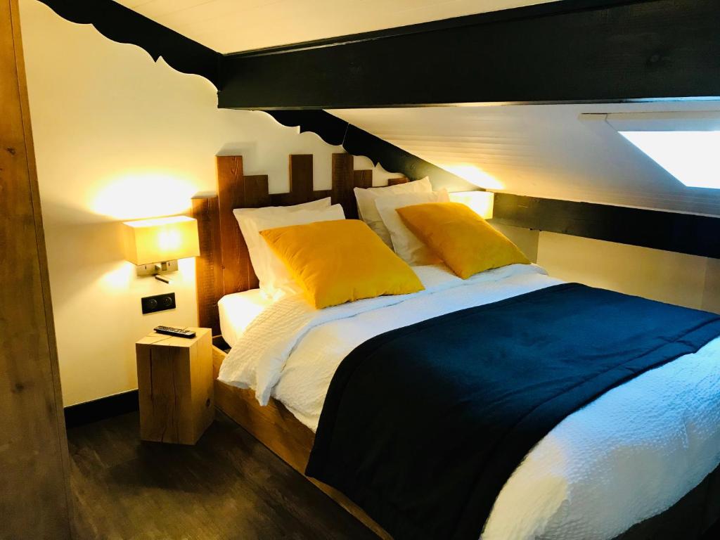 Postel nebo postele na pokoji v ubytování Logis Hôtel Les Ancolies