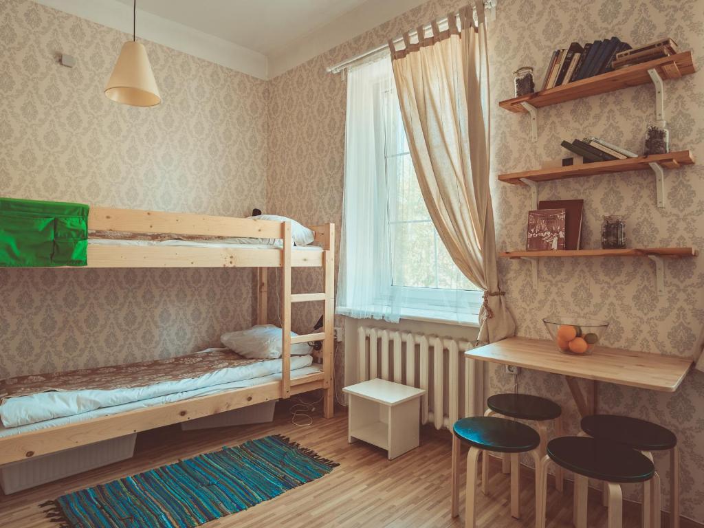 Postel nebo postele na pokoji v ubytování Downtown Forest Hostel & Camping