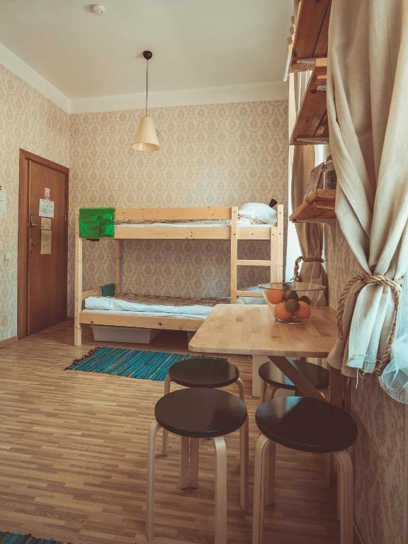 Postel nebo postele na pokoji v ubytování Downtown Forest Hostel & Camping
