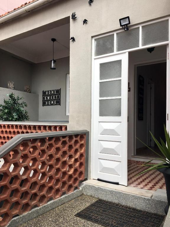 een deur naar een huis met een stenen muur bij Guest House D'Avenida in Vila Praia de Âncora