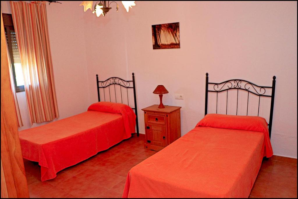 Łóżko lub łóżka w pokoju w obiekcie Apartamento con piscina comunitaria
