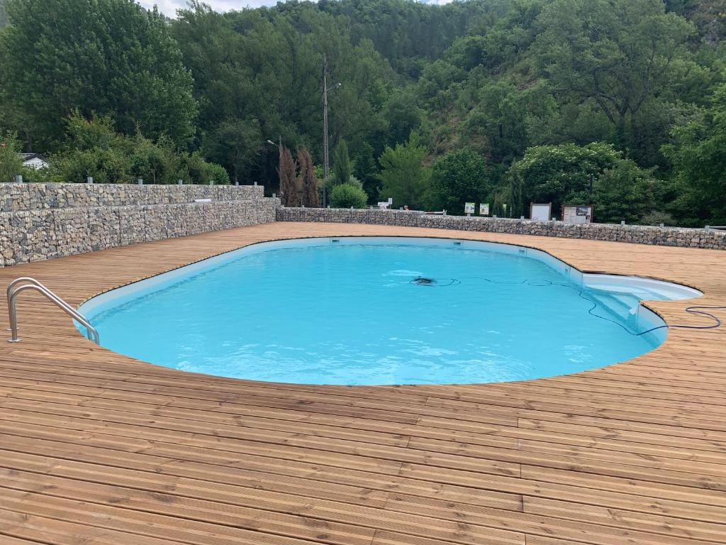 Piscine de l&#39;établissement Camping du Bourg ou située à proximité