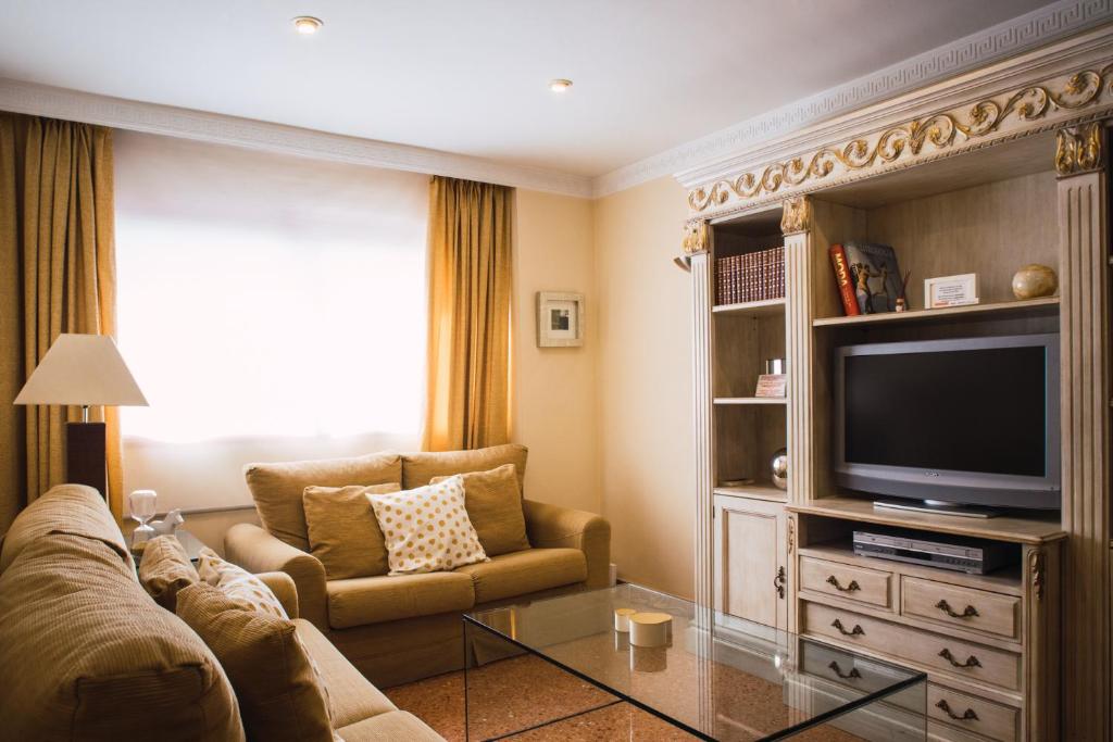 FLORIT FLATS - Cozy 2 Bedroom Apartment by the City of Arts and Science - Housity