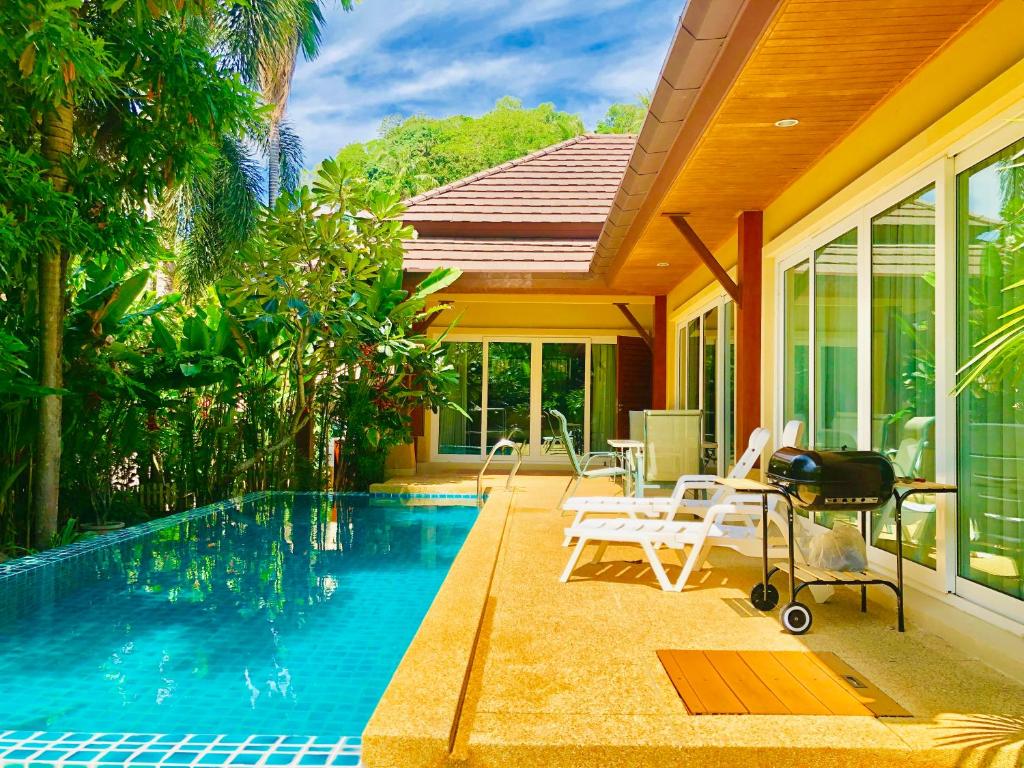 Bazén v ubytování Thai Family karon Pool Villa 泰如家卡伦3卧泳池别墅 nebo v jeho okolí