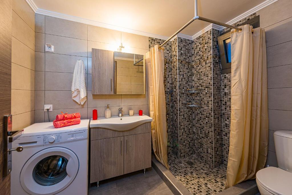 Koupelna v ubytování Vizantida Maisonette, By TK Property Management