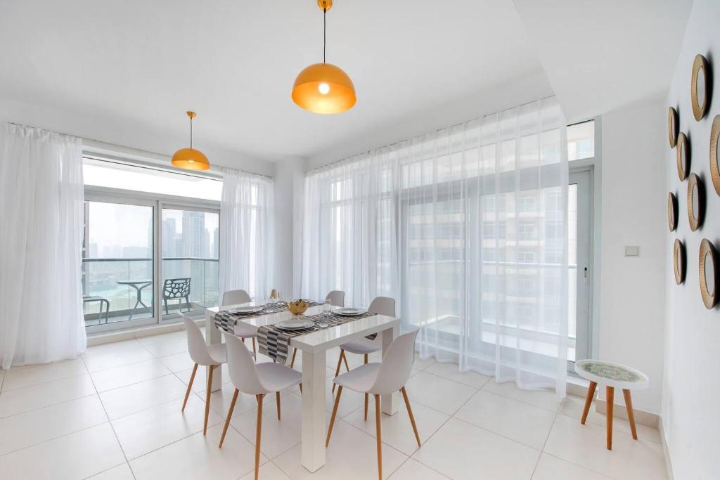 Loft Central Stylish 2br Near Burj Khalifa Downtown Dubai Dubai Tarifs 2021 [ 683 x 1024 Pixel ]