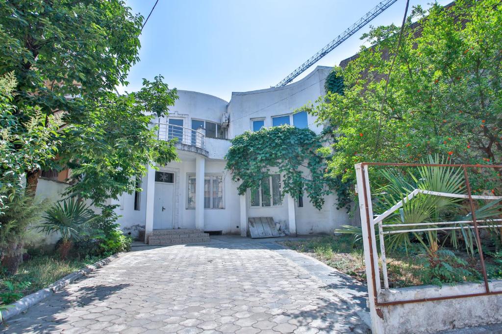 un edificio blanco con una entrada delante de él en Pospolita Guest House, en Kutaisi