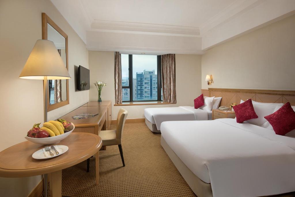 Ένα ή περισσότερα κρεβάτια σε δωμάτιο στο Ramada Hong Kong Grand View