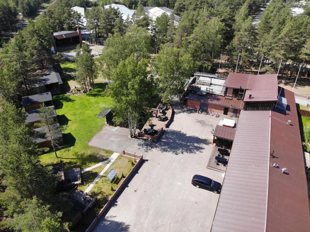 - une vue sur le parc avec un bâtiment dans l'établissement Viking Motel, à Hanko