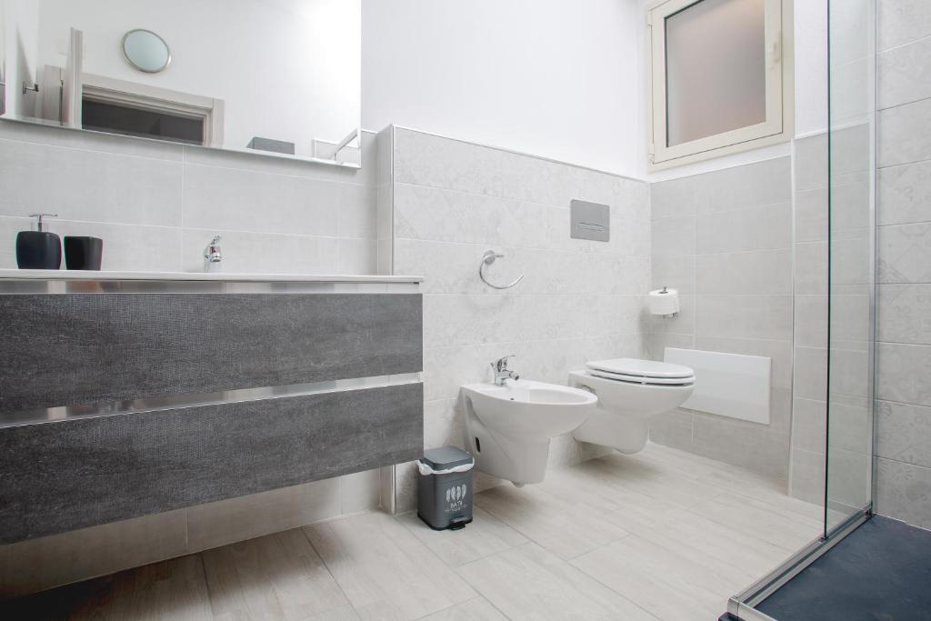 łazienka z toaletą i umywalką w obiekcie trilocale Conti w mieście Santa Teresa Gallura