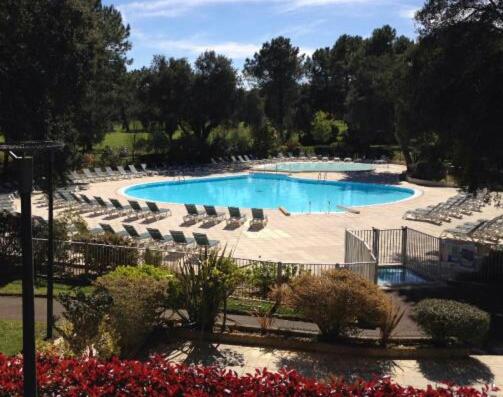 The swimming pool at or close to Moliets Plage Appartement pour 4 Piscine proche Plage et Commerces