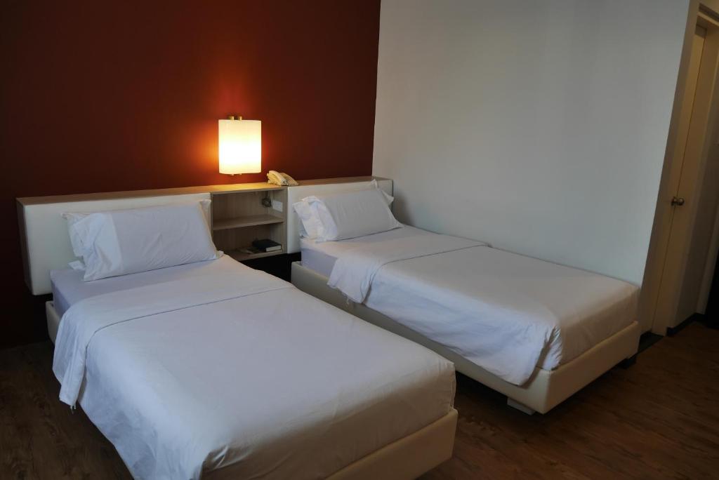 Postel nebo postele na pokoji v ubytování Circle Inn Hotel and Suites Bacolod