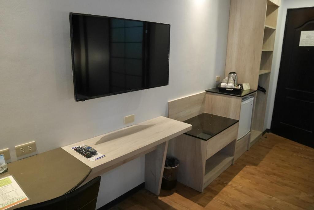 TV a/nebo společenská místnost v ubytování Circle Inn Hotel and Suites Bacolod