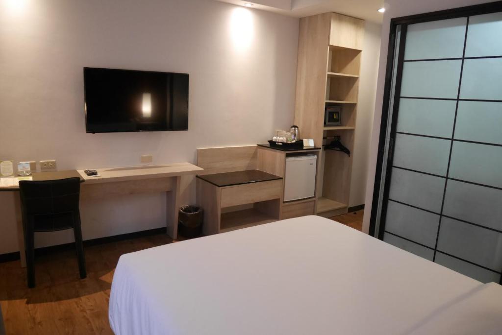 TV a/nebo společenská místnost v ubytování Circle Inn Hotel and Suites Bacolod