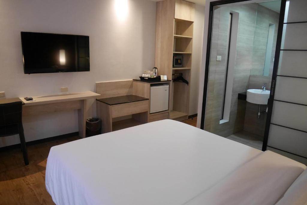 Postel nebo postele na pokoji v ubytování Circle Inn Hotel and Suites Bacolod