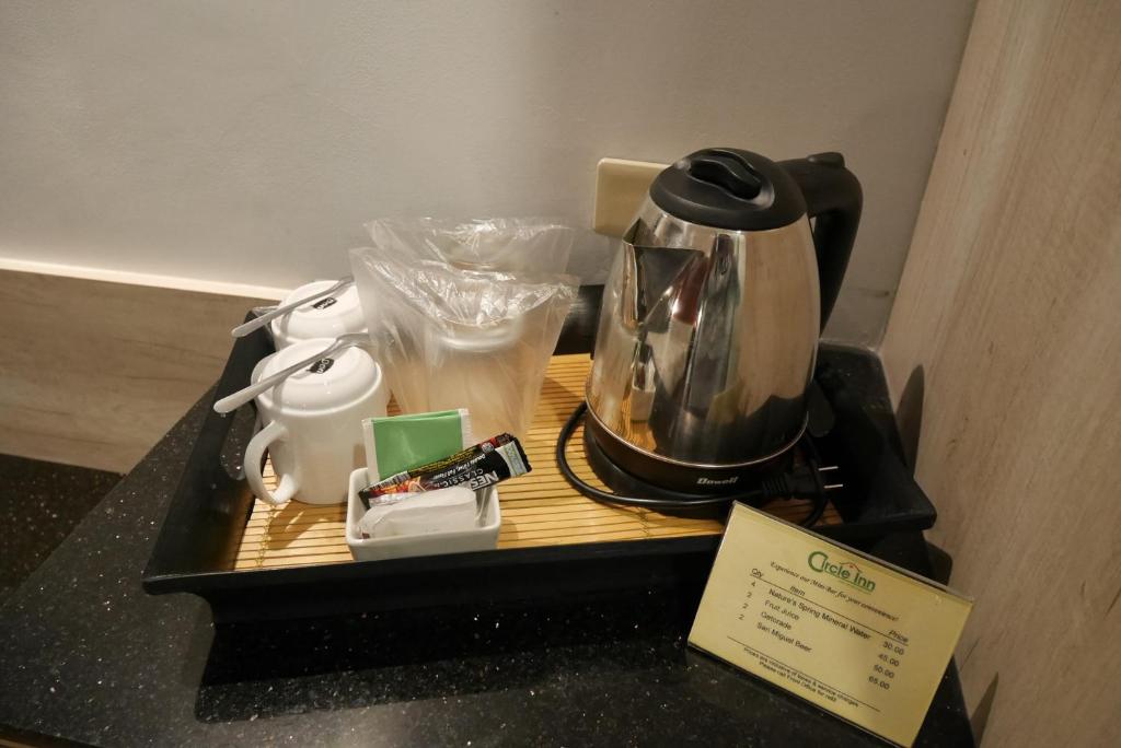 Příslušenství pro přípravu čaje a kávy v ubytování Circle Inn Hotel and Suites Bacolod