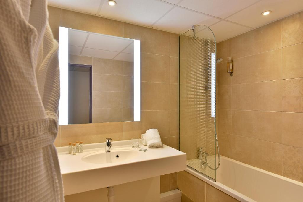 Hôtel Arles Plaza - Classic Triple Room